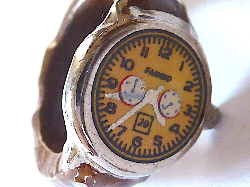 fève céramique montre bague miniature Juan Manuel Fangio no 20  P1080423