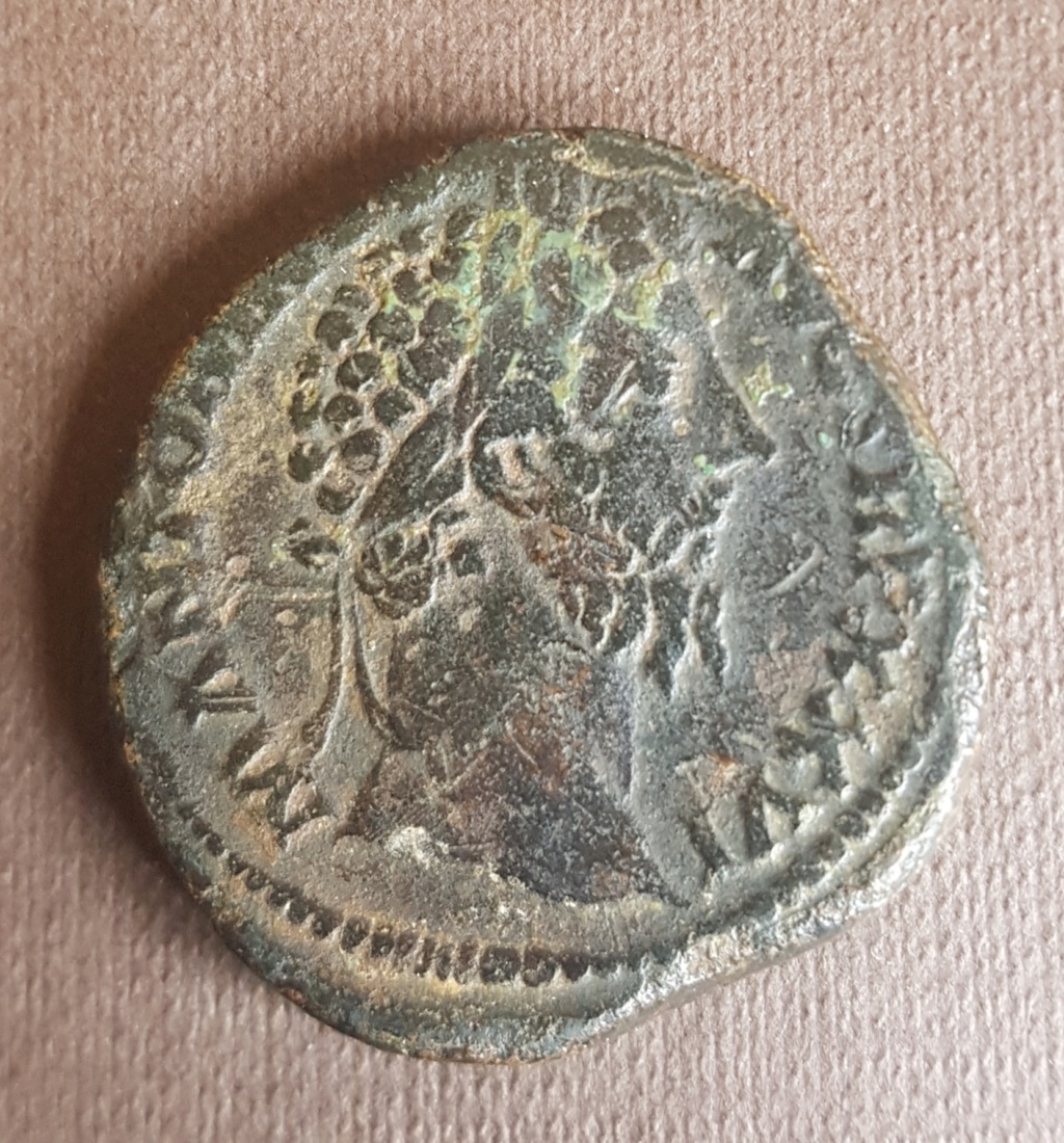 Sestercio de Marco Aurelio. IMP VI COS III. Roma sentada a izq. Roma 20200422