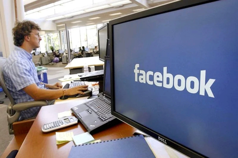 زوكربيرغ يخسر 7 ملايير دولار في بضع ساعات بعد انقطاع خدمات "فيسبوك" Facebo10