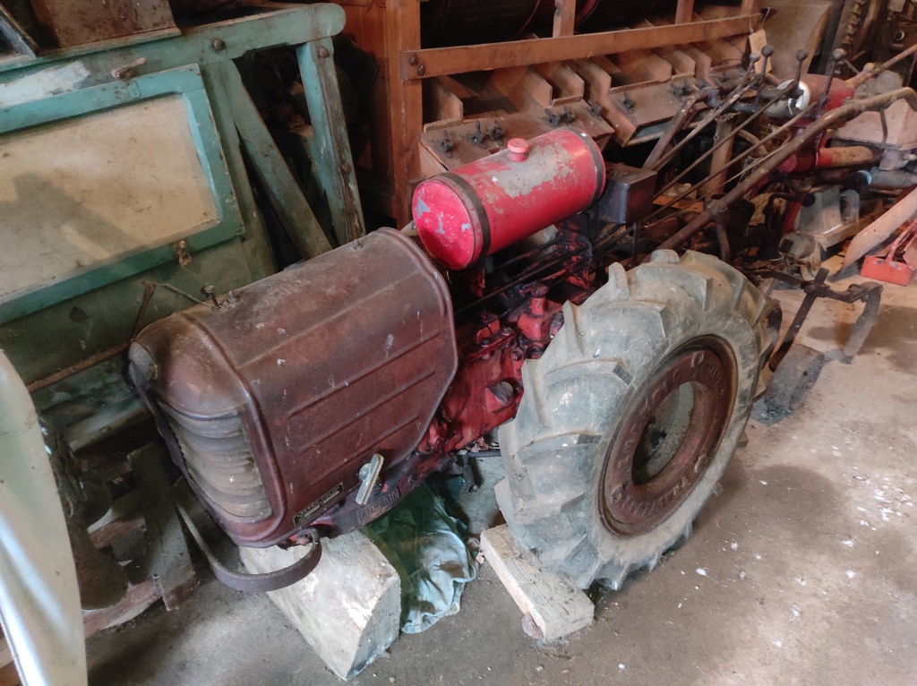 70 Loulans les forges : la ferme du tracteur de Mr Bouchaton Img_2144