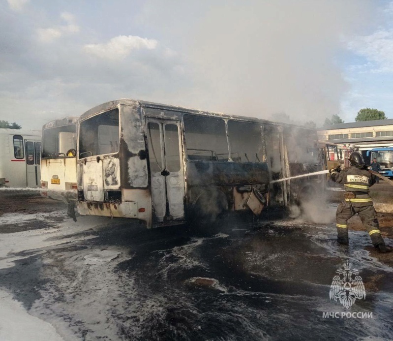 5 автобусов и газель оказались охвачены огнем вчера вечером на ул. Амбулаторная в Выксе. Photo183