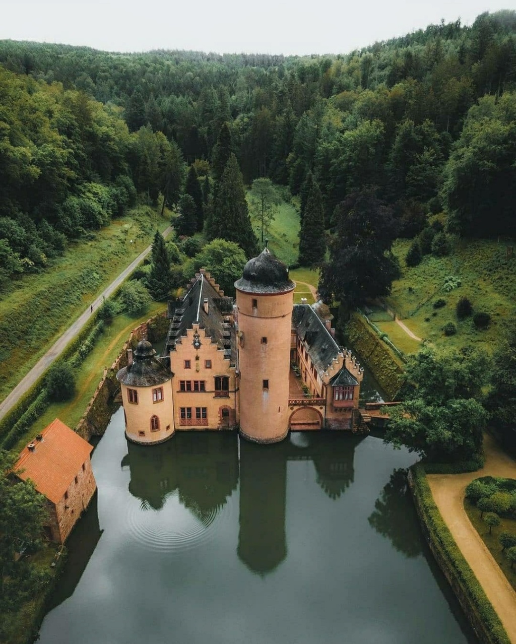 Замок Меспельбрунн  (Schloss Mespelbrunn) , Германия Photo_72