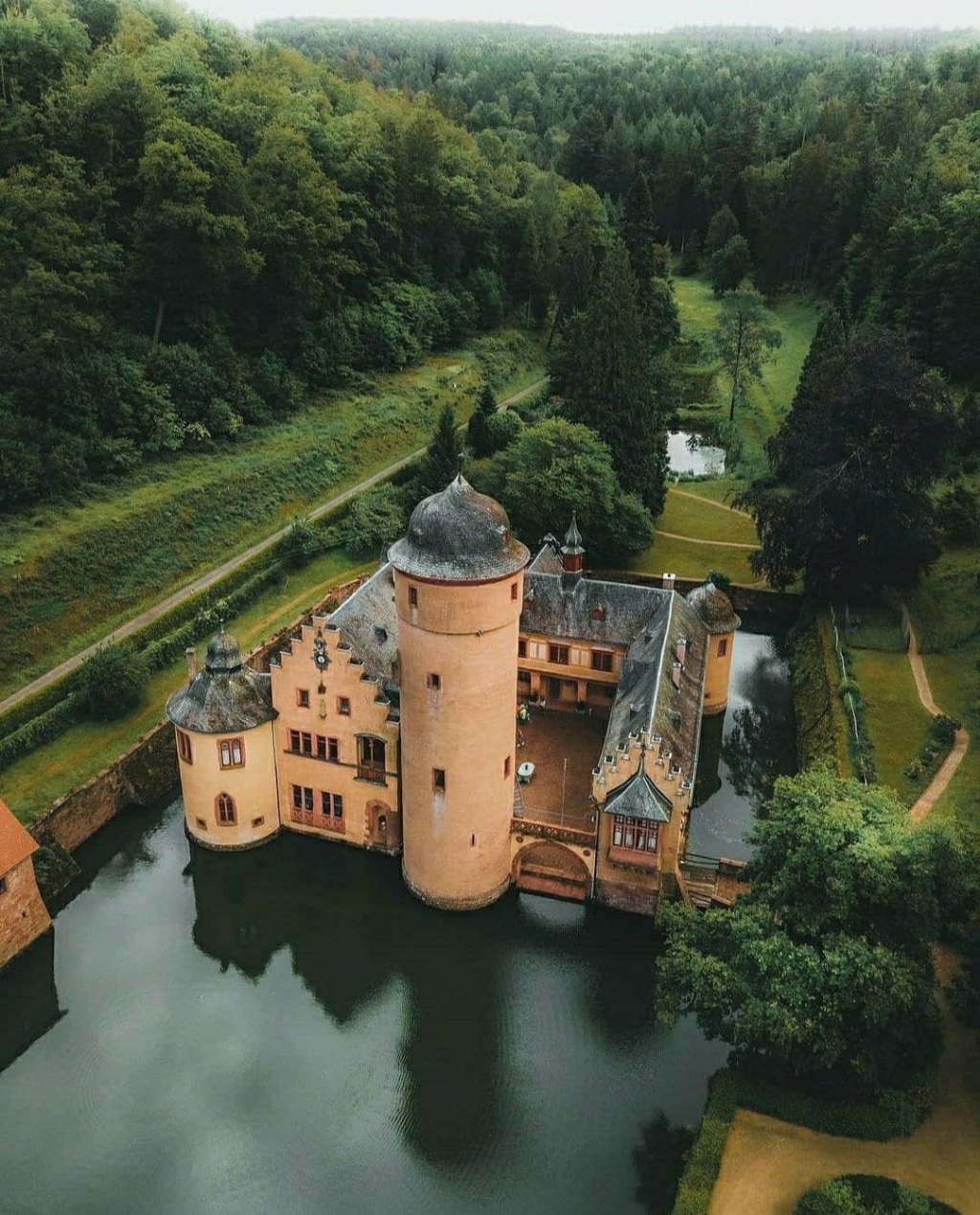 Замок Меспельбрунн  (Schloss Mespelbrunn) , Германия Photo_74