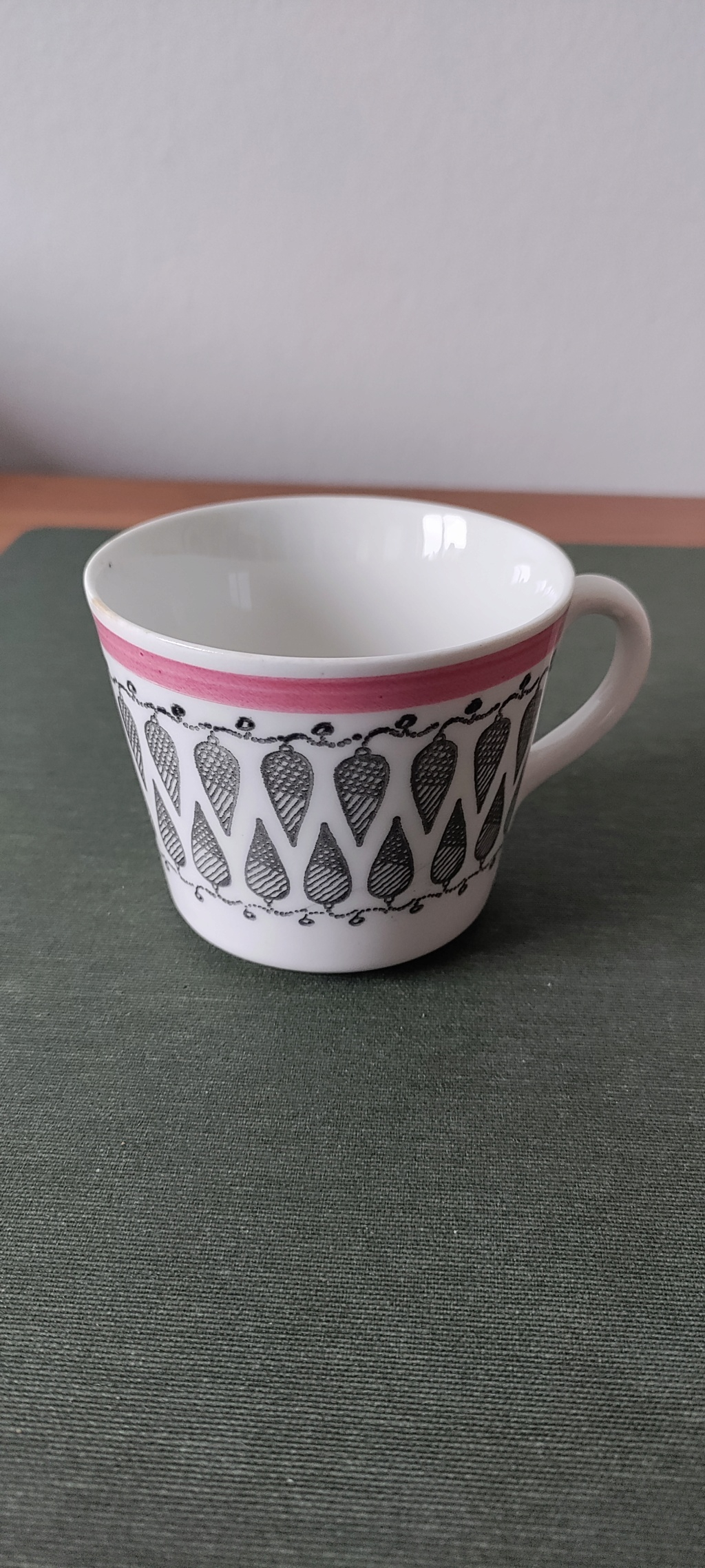 Swedish coffee cup - Decor: Arthur Percy. Pattern: Lillemor. Made by: Gefle Img_2010