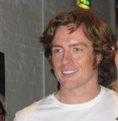 Toby Stephens : un nouvel hôte de notre auberge - Page 6 16873010