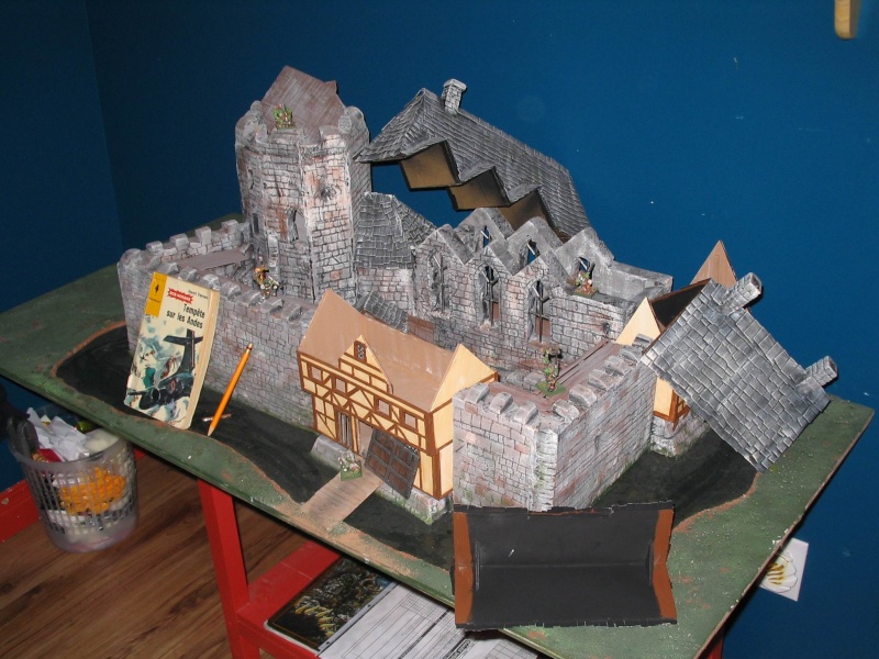 2 photos de décors''home made''et le château sans les toits. Img_2614