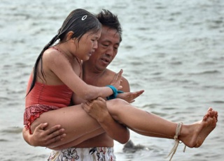 Chine / une petite fille nage 3h pieds et mains lies Cina10