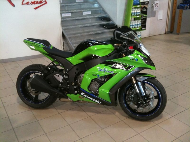 MON ZX10R   2011 ......UN PEUT DE DECO PLUS RACING C'EST BIEN JOLI AUSSI......... - Page 2 231010