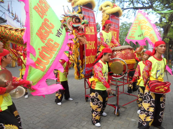 Hình ảnh quãng diễn lân sư rồng festival nghề truyền thống Huế 2011 - đoàn lân sư rồng Bạch Ngọc Đường Dscn0611