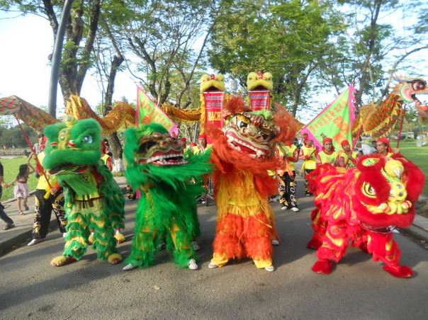 Hình ảnh quãng diễn lân sư rồng festival nghề truyền thống Huế 2011 - đoàn lân sư rồng Bạch Ngọc Đường Dscn0714