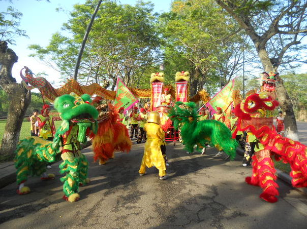 Hình ảnh quãng diễn lân sư rồng festival nghề truyền thống Huế 2011 - đoàn lân sư rồng Bạch Ngọc Đường Dscn0810