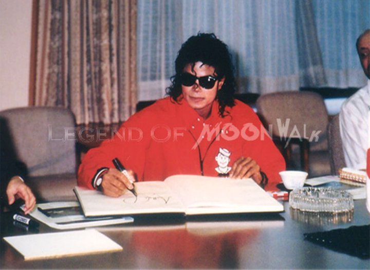 Michael mentre lavora - Pagina 2 27056_10