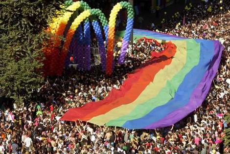 Des militants "gays" fêtent 20 ans de christianophobie ! Kngay_10