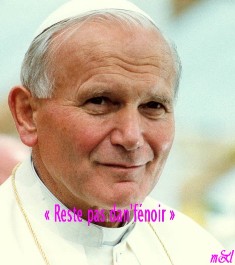 Beaux souvenirs "1er mai 1989 le peuple Réunionnais accueillait le bientôt bienheureux Jean Paul II"  Pv-f1110