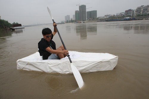 Logra cruzar un río en un barco de papel Barco-17
