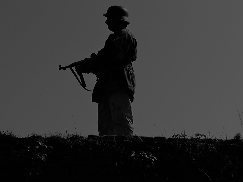 MP40 in film location shots Bw_for13