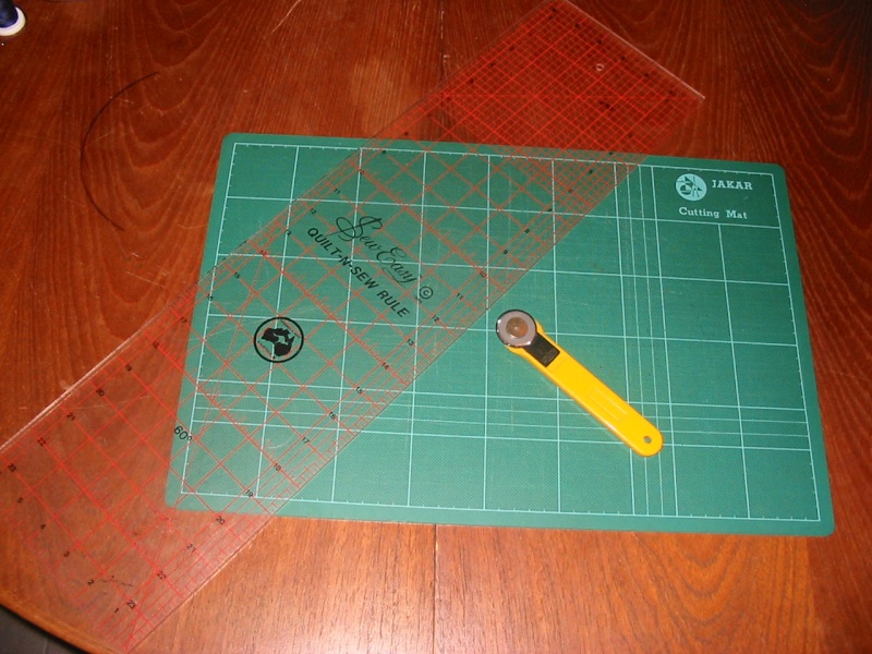 cutter - [TECHNIQUE DEBUTANT] [COUPE]  Planche de découpe et cutter rotatif Img_8026