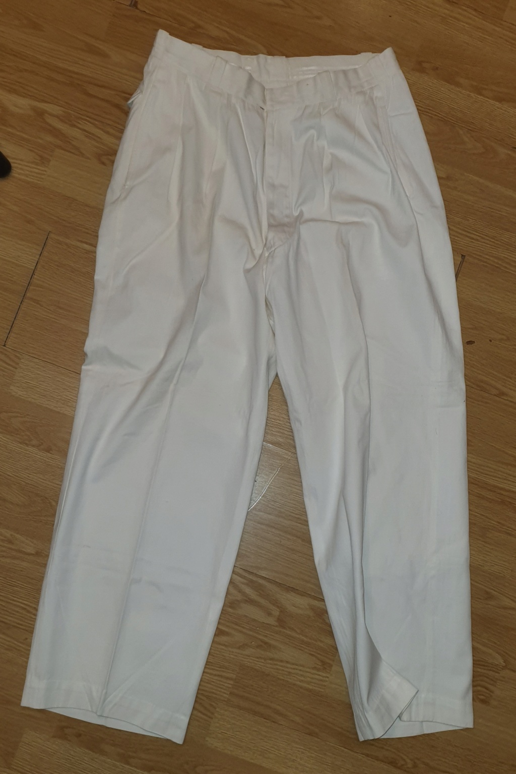 Pantalon blanc boutonnage bizarre 20200931