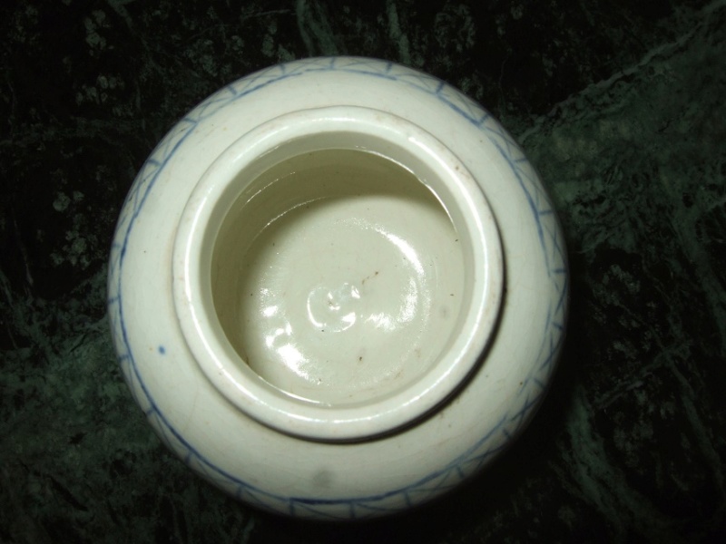Curieux petit Pot en Céramique provenance à déterminer? Dscf2317