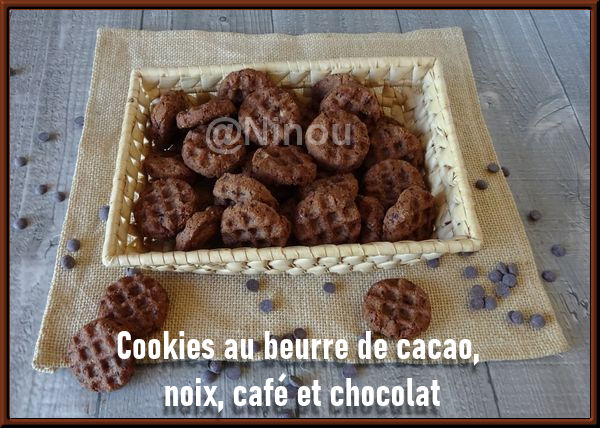 Cookies au beurre de cacao, noix, café et chocolat Dsc00114