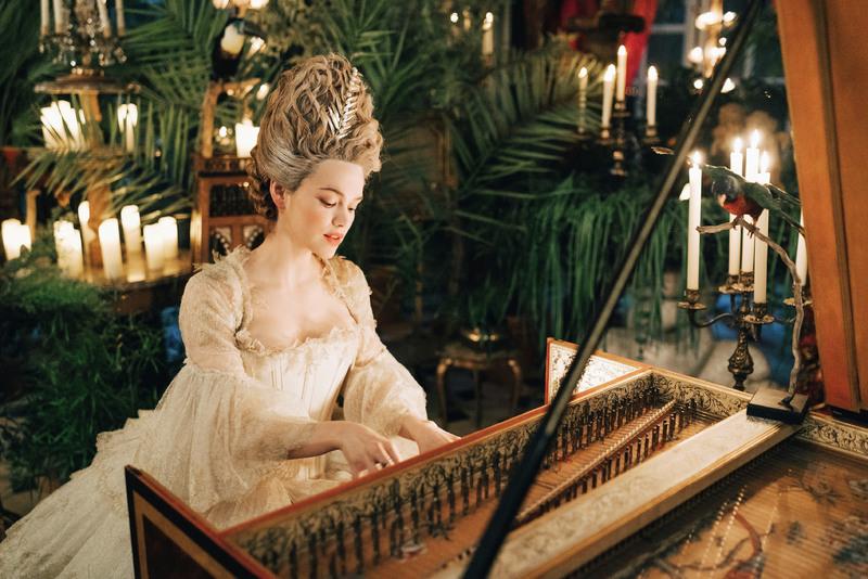 Série "Marie-Antoinette" avec Emilia Schüle - Page 6 52057910