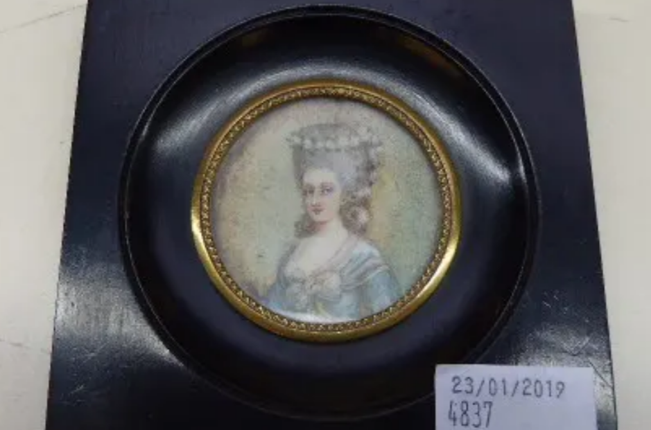 A vendre: miniatures de Marie Antoinette? - Page 8 Zducre21