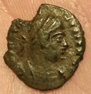AE3 de Constantino II. GLOR-IA EXERC-ITVS. Un estandartes entre dos soldados. A-rom_10