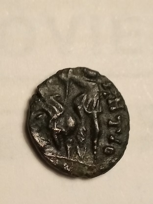 AE4 de Constancio II, cuño no oficial. FEL TEMP REPARATIO. Soldado romano alanceando a soldado caído.  R-roma18