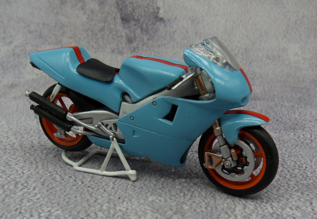 Coffret RACING BIKES  Honda - Yamaha - Suzuki  Réf 71312 22_dec10