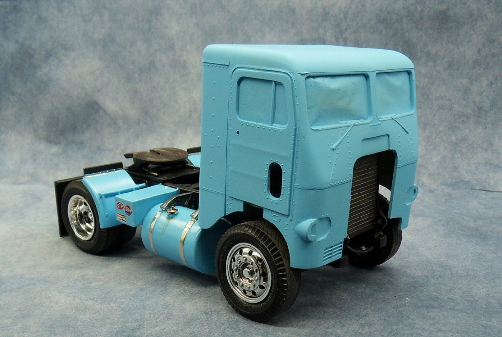 [AMT] Camion  - tracteur White-Freighliner SD - 1:25 - Page 2 Bleu_c10