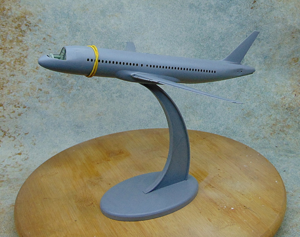 [ZVEZDA] AIRBUS A 320 Cie BRUSSELS ARLINES Déco TINTIN 1/144ème Réf 7003 Socle16