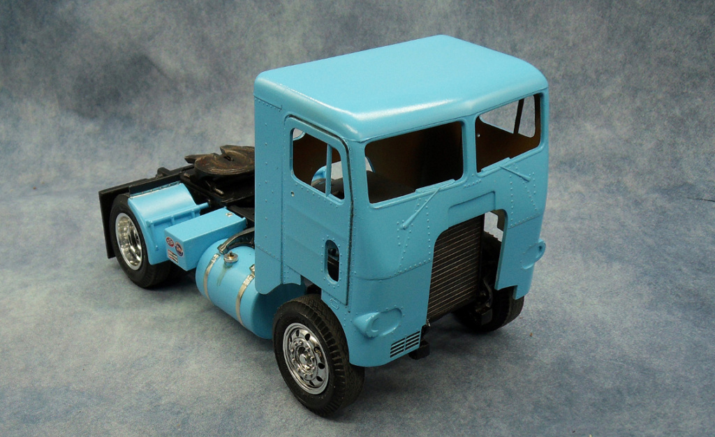 [AMT] Camion  - tracteur White-Freighliner SD - 1:25 - Page 2 Verni10