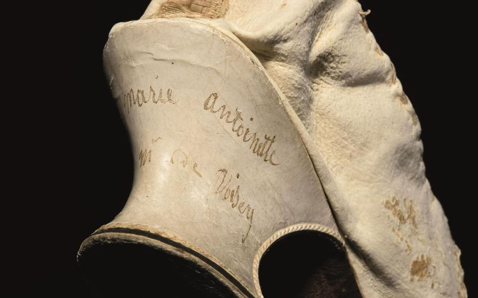 Un soulier de la reine Marie-Antoinette mis aux enchères à Versailles Zzzetz31