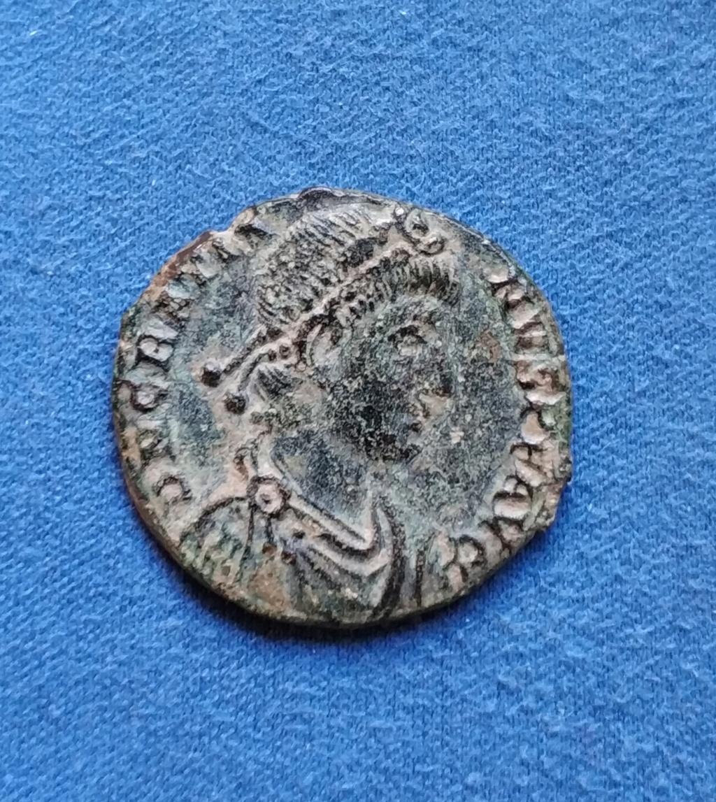 AE2 de Graciano. REPARATIO - REIPVB. Emperador dando la mano a mujer arrodillada. Aquileia. Img_2014