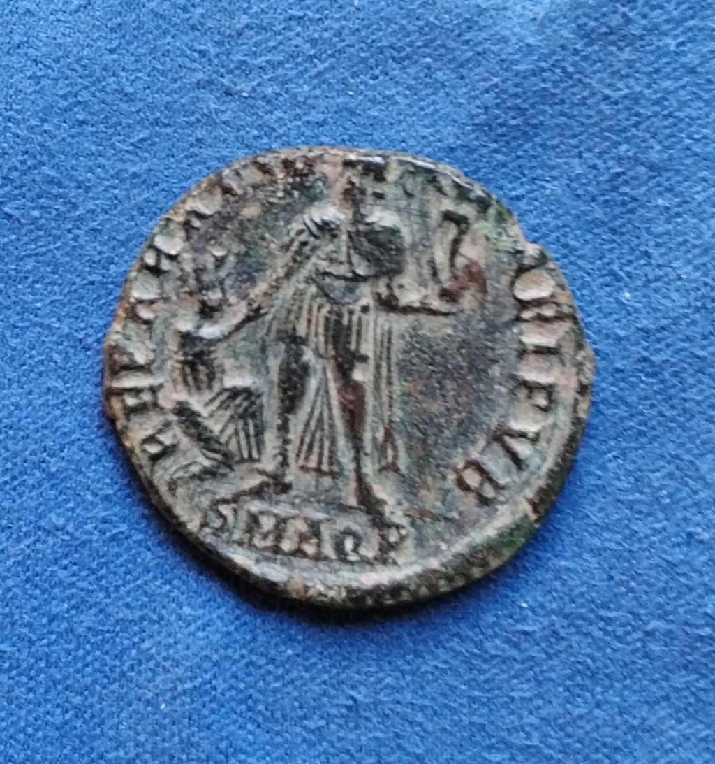 AE2 de Graciano. REPARATIO - REIPVB. Emperador dando la mano a mujer arrodillada. Aquileia. Img_2015