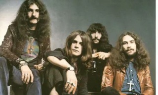 История песни: Black Sabbath - Paranoid Phot1490