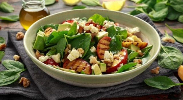 Ensalada de espinaca y manzana, disfruta de una rica cena en solo 3 sencillos pasos Scree385