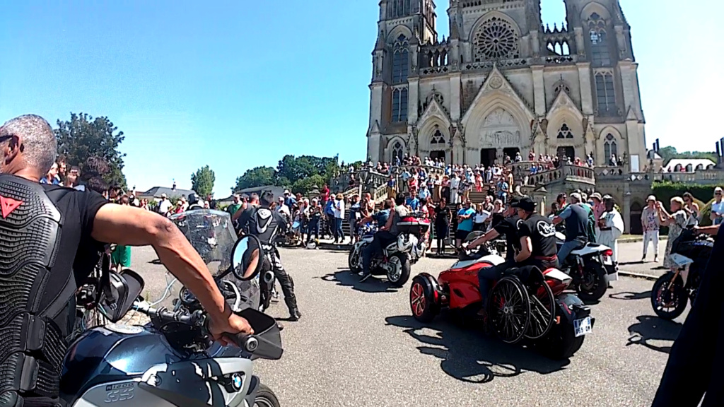 La bénédiction des motos à la basilique de Montligeon Vlcsna16