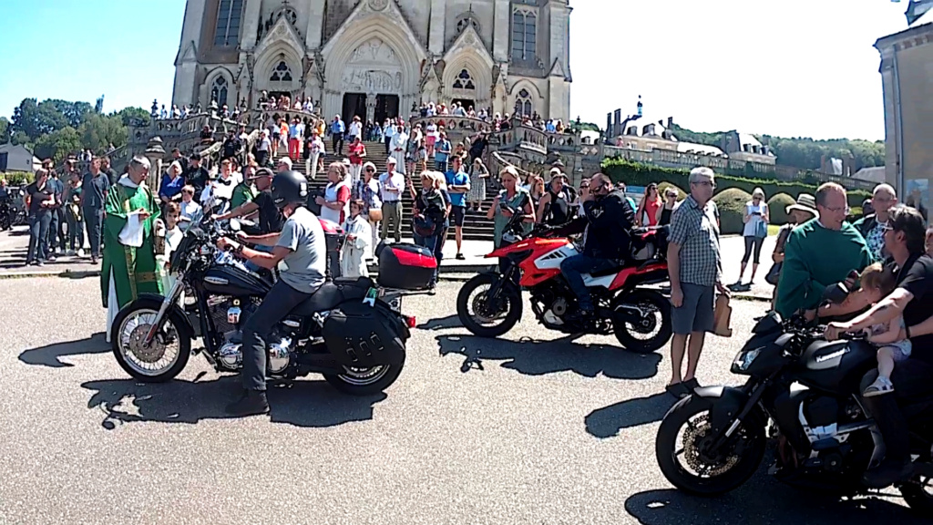 La bénédiction des motos à la basilique de Montligeon Vlcsna17