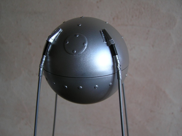 Spoutnik 1 en scratch au 1/8 Pa100012