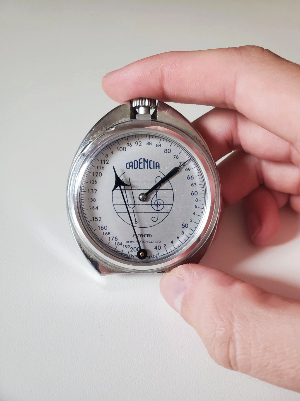 Un cadran, des aiguilles bleuies, un mouvement mais ce n'est pas une montre Guyu3z10