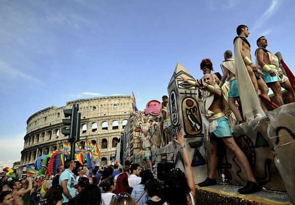 «Habemus Gaga»: l'Europride à Rome avec Lady Gaga contre l'homophobie Europr10