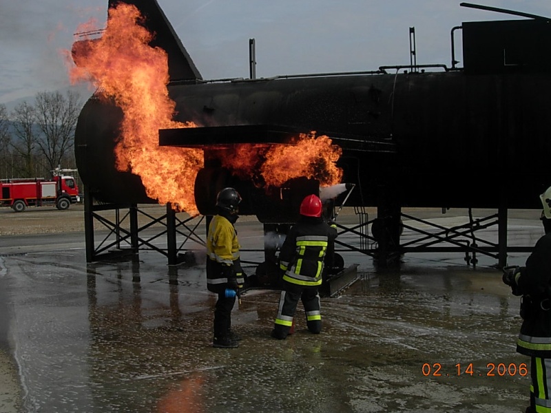 Entraînement des pompiers d'aéroport de Charleroi en France Dscn2415