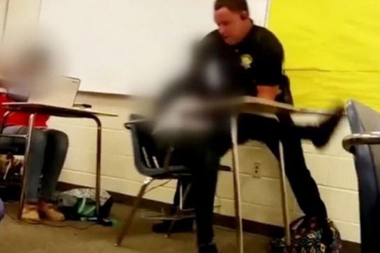 (Un policier blanc : (Ben Fields ) La vidéo choquante de l'arrestation d'une lycéenne noire dans sa classe aux Etats-Unis 52264410