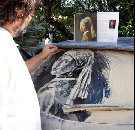 فنان محترف يرسم على الزجاج بواسطة الغبار المتراكم 4_110