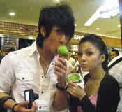 04/11/07 Chun & Angela love passionately, manager goes c Thumb_19