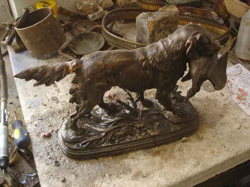 Soudure de la queue d'un chien en bronze de Edouard Delabrière Dsc05710