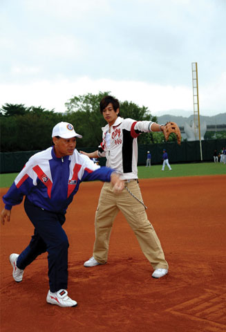 05 Nov '07 Peter's Practising Baseball Baseba10