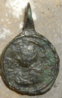 Mini Médaille A/ Buste du Christ à gauche (photo de droite à côté de la pièce) R/ Saint Charles Borromée à gaucheXVII / XVIIIe siècle  Imgp4133