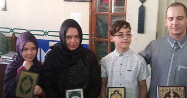 أسرة إلمانية تشهر إسلامها بمسجد التوحيد بالغردقة 1112